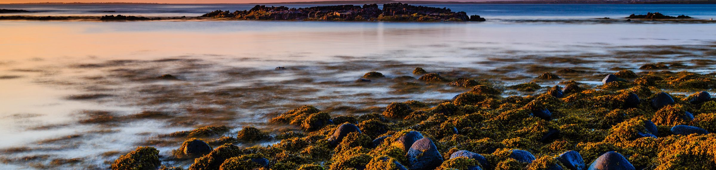 Päikeseloojang Islandi rannikul